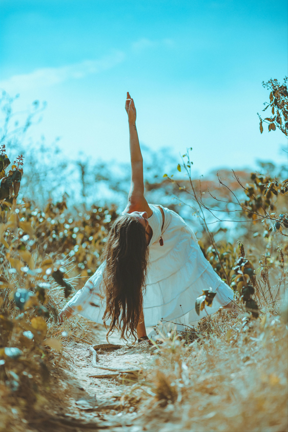 Persoon die lopende meditatie beoefent in de natuur