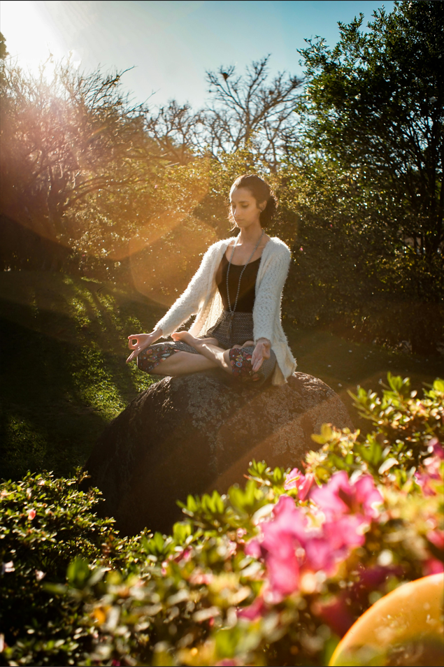 Persoon in de lotushouding tijdens meditatie